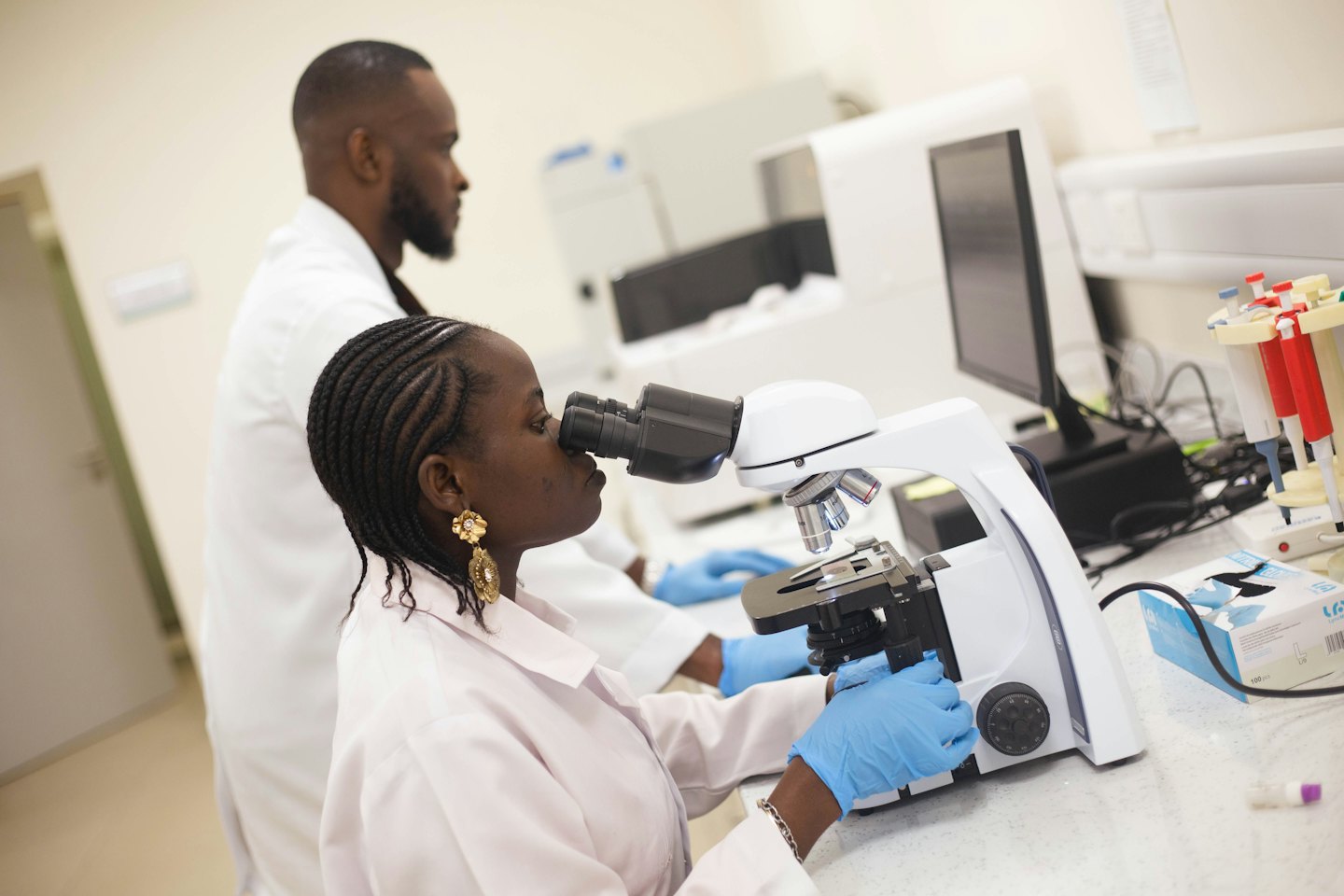 Due scienziati che conducono ricerche con attrezzature in un laboratorio.